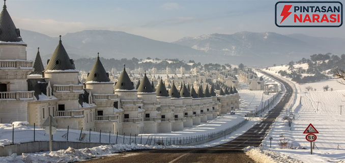 Mimpi Jadi Negeri Dongeng Sia-sia, Utang Bikin Kompleks Ini Jadi Kota Hantu